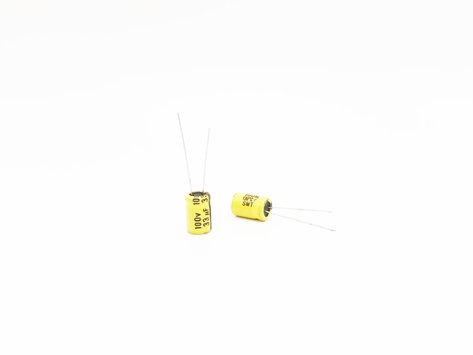 ตัวเก็บประจุอุณหภูมิสูงอลูมิเนียมอิเล็กโทรไลต์สีเหลือง 33UF100V