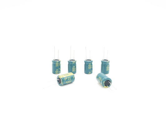 ความถี่สูง 100uF 80V ตัวเก็บประจุอลูมิเนียมอิเล็กโทรลีติค 10X20 มม. 5000 ชั่วโมง