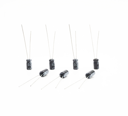 4.7UF50V ตัวเก็บประจุแบบอิเล็กโทรไลต์ขนาดเล็ก 2,000 ชั่วโมง Capacitor อายุการใช้งานยาวนาน