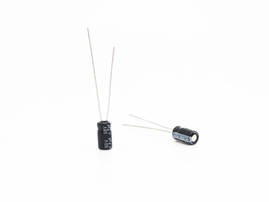 4.7UF50V ตัวเก็บประจุแบบอิเล็กโทรไลต์ขนาดเล็ก 2,000 ชั่วโมง Capacitor อายุการใช้งานยาวนาน