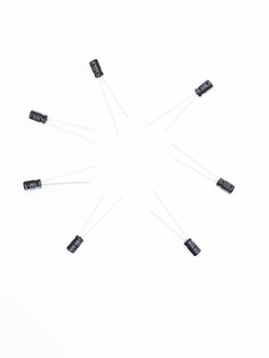4.7UF50V ตัวเก็บประจุแบบอิเล็กโทรไลต์ขนาดเล็ก 2,000 ชั่วโมง Capacitor อายุการใช้งานยาวนาน