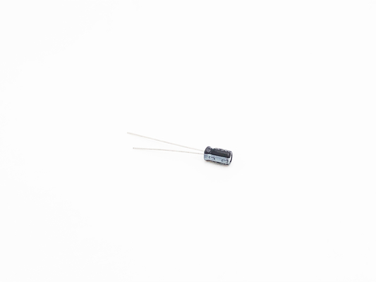 4.7UF50V ตัวเก็บประจุแบบอิเล็กโทรไลต์ขนาดเล็ก 2,000 ชั่วโมง Capacitor อายุการใช้งานยาวนาน
