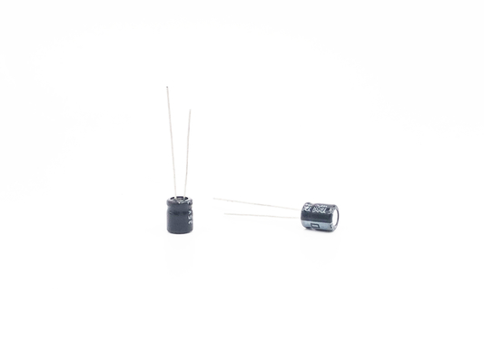 ตัวเก็บประจุอลูมิเนียมอิเล็กโทรลีติคขนาดเล็กสีดำ 47UF 35V TW BOR