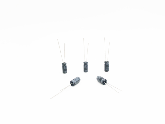 22UF 25V ตัวเก็บประจุอลูมิเนียมอิเล็กโทรลีติคขนาดเล็ก 5X11 มม. RoHS