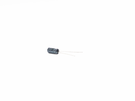 22UF 25V ตัวเก็บประจุอลูมิเนียมอิเล็กโทรลีติคขนาดเล็ก 5X11 มม. RoHS