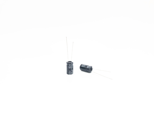 ตัวเก็บประจุอลูมิเนียมอิเล็กโทรลีติค 100UF63V 8X14mm