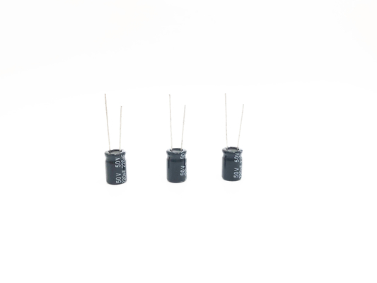อลูมิเนียม 10X13mm 220uf 50v ตัวเก็บประจุด้วยไฟฟ้า 20% Tolerance