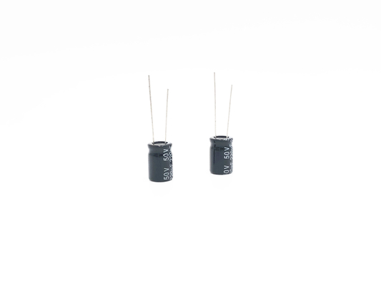 อลูมิเนียม 10X13mm 220uf 50v ตัวเก็บประจุด้วยไฟฟ้า 20% Tolerance