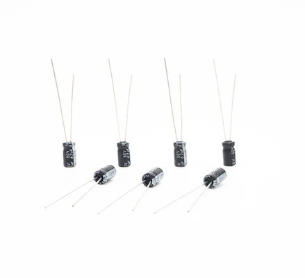 อายุการใช้งานโหลด 2000 ชั่วโมง ตัวเก็บประจุชนิดตะกั่วเรเดียล 4.7UF 50V 5x11mm