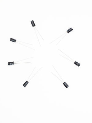 อายุการใช้งานโหลด 2000 ชั่วโมง ตัวเก็บประจุชนิดตะกั่วเรเดียล 4.7UF 50V 5x11mm