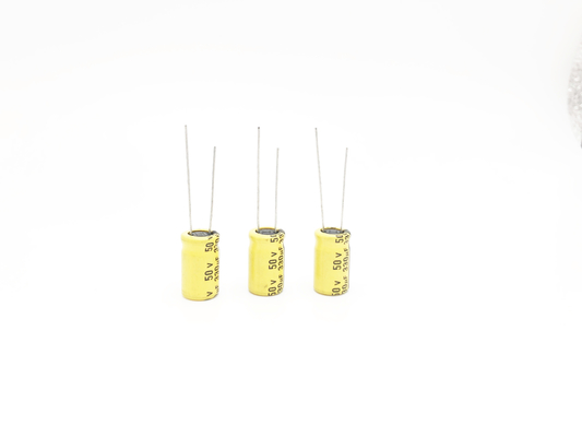 13X20MM 130C ตัวเก็บประจุแบบอิเล็กโทรไลต์อุณหภูมิสูง 330UF 50V